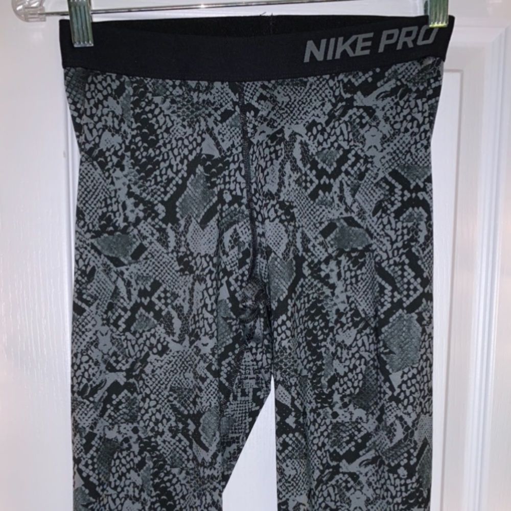 Cropped patterned Nike leggings - Picture 1 of 3